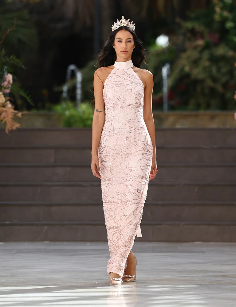 Diseñador de moda en Gran Canaria: modelo con vestido rosa y tiara. - Gianluca Urraso