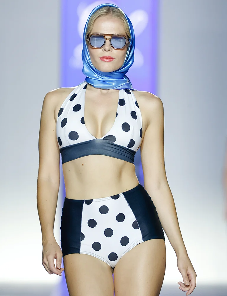 Modelo con bikini de lunares y pañuelo azul en pasarela de moda en Gran Canaria. - Gianluca Urraso