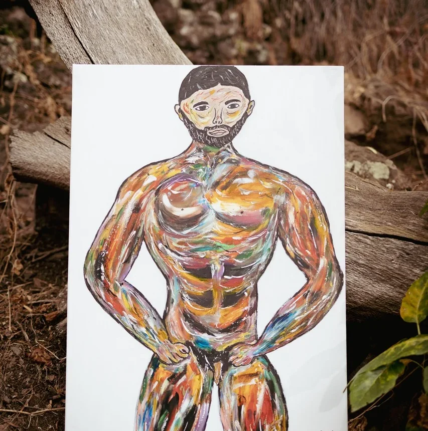 Pintura de un hombre con cuerpo de colores vibrantes, estilo abstracto, al aire libre. - Gianluca Urraso