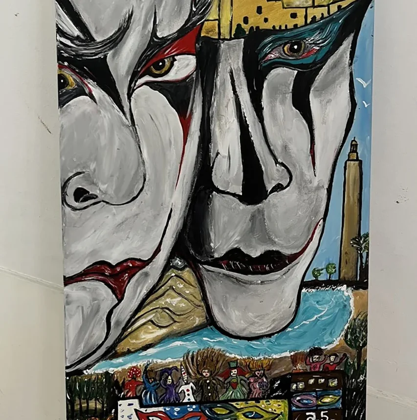 Pintura de dos máscaras de carnaval frente a un paisaje urbano y marino. - Gianluca Urraso