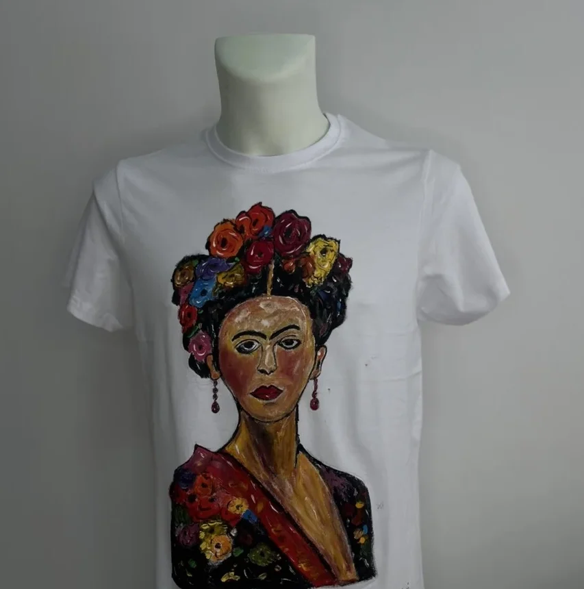 Camiseta blanca con estampado de Frida Kahlo y flores - Gianluca Urraso