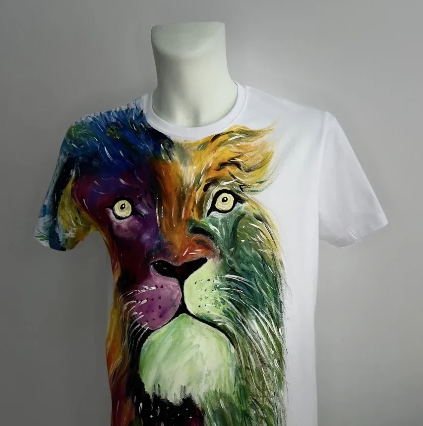 Camiseta blanca con estampado de león multicolor pintado a mano - Gianluca Urraso