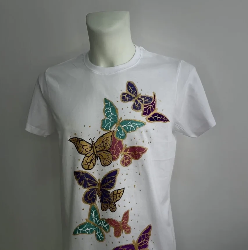 Camiseta blanca con estampado de mariposas coloridas y doradas - Gianluca Urraso