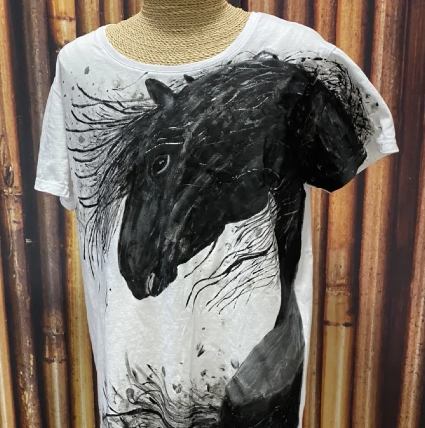 Camiseta blanca con estampado de caballo negro en movimiento - Gianluca Urraso