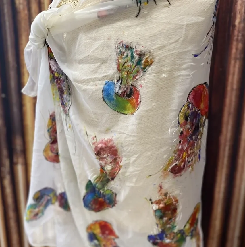 Pareo blanco con estampado de medusas coloridas, anudado en un maniquí. - Gianluca Urraso