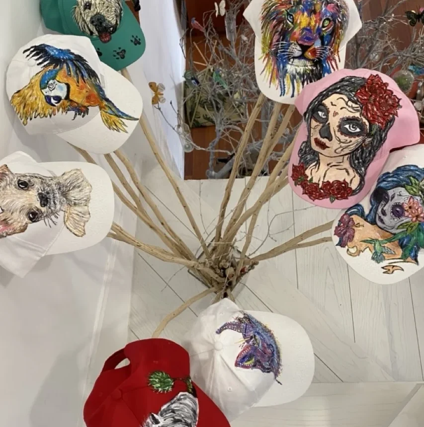 Gorra con bordado de animales, incluyendo un león colorido y un perro. - Gianluca Urraso