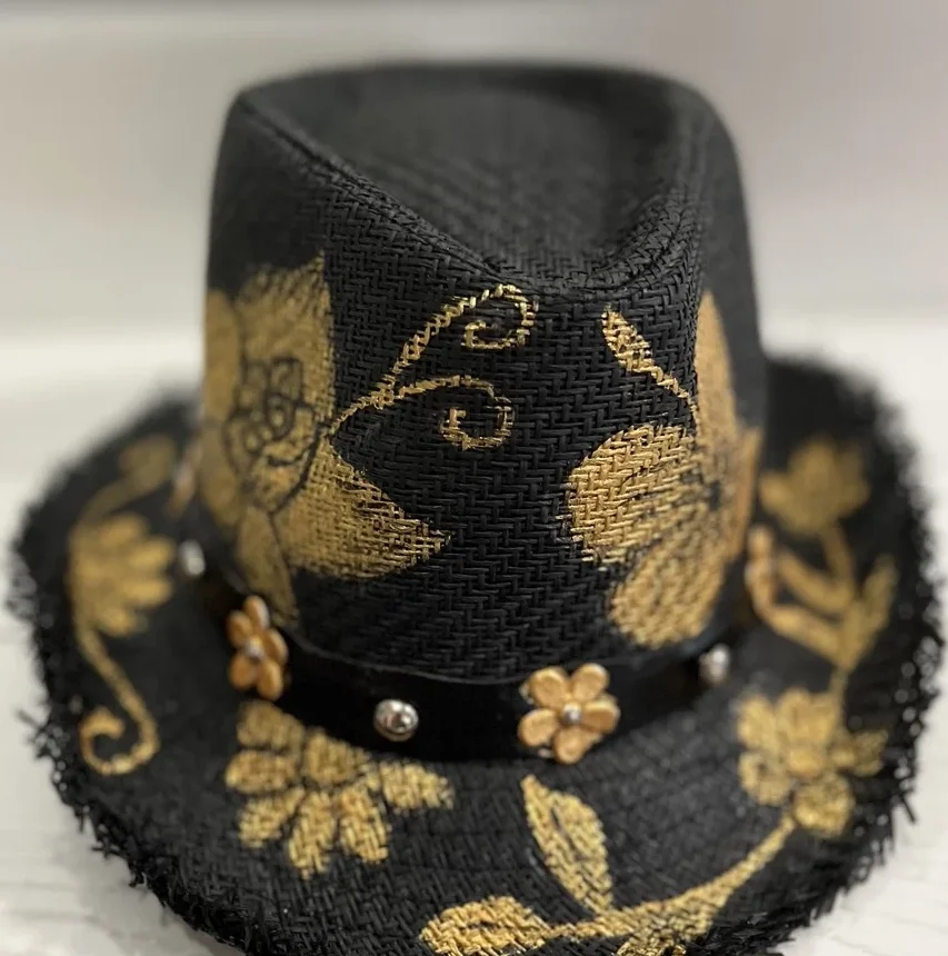 Sombrero negro de paja con bordado floral dorado y adornos - Gianluca Urraso