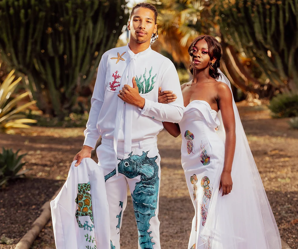 Novios con trajes de boda pintados a mano con motivos marinos - Gianluca Urraso
