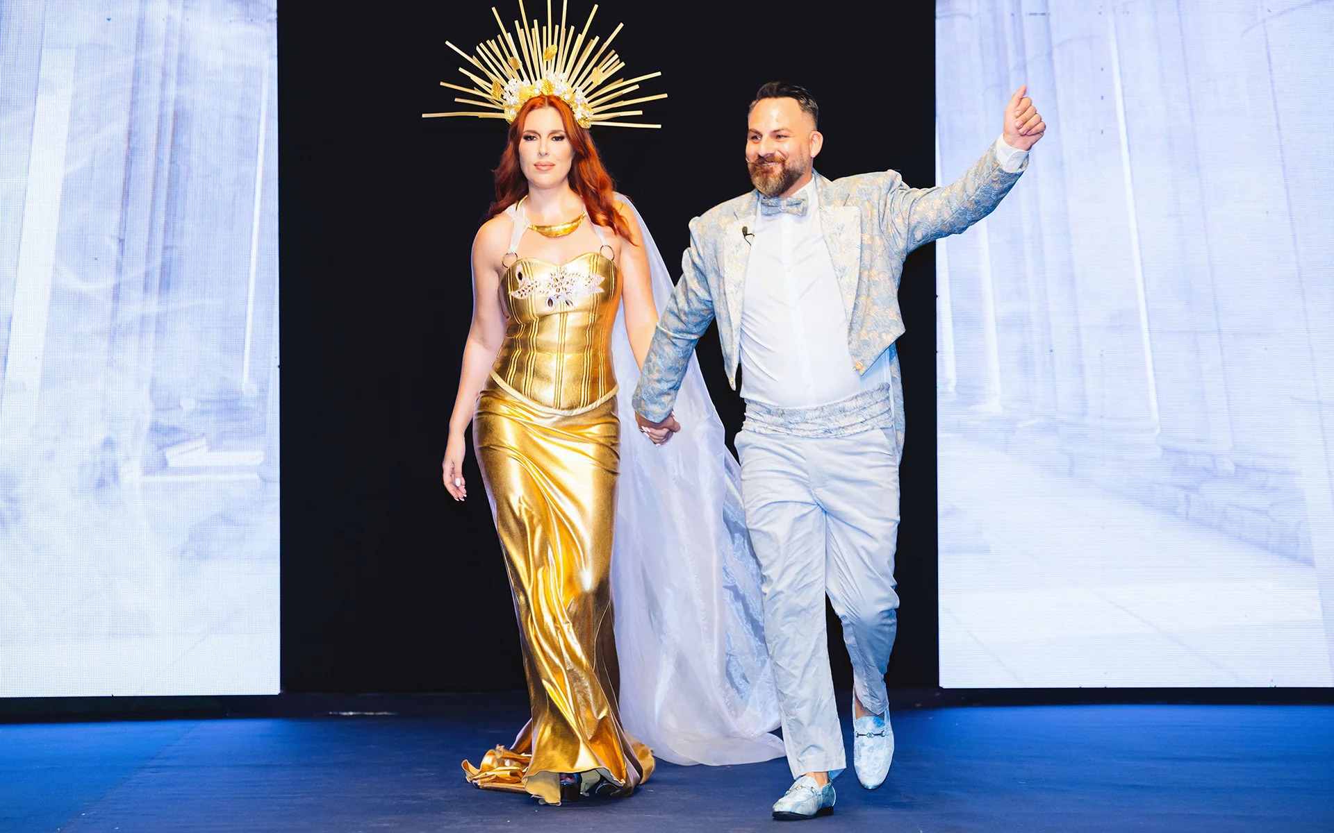 Pareja con atuendos dorados y blancos en desfile de moda en Gran Canaria - Gianluca Urraso